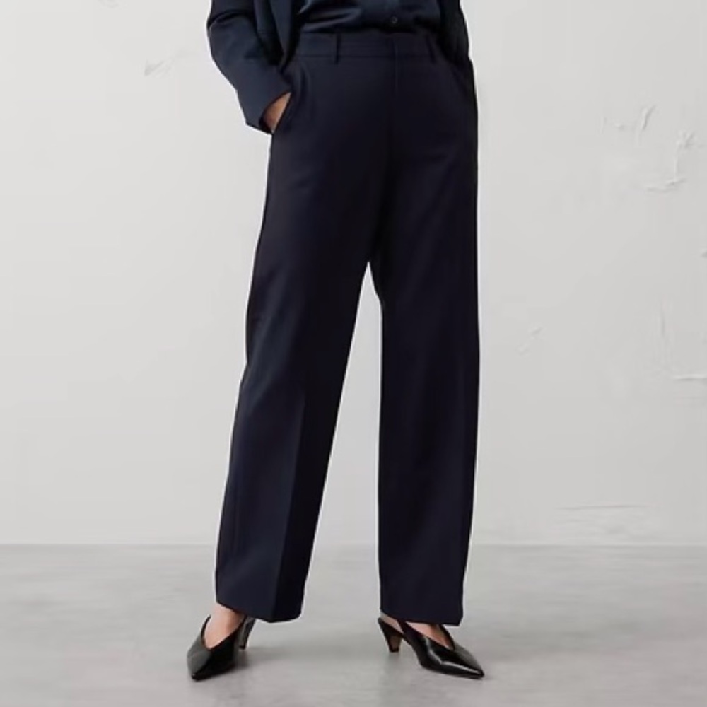 Banana Sculpted Stretch Straight Trouser in Preppy Navy